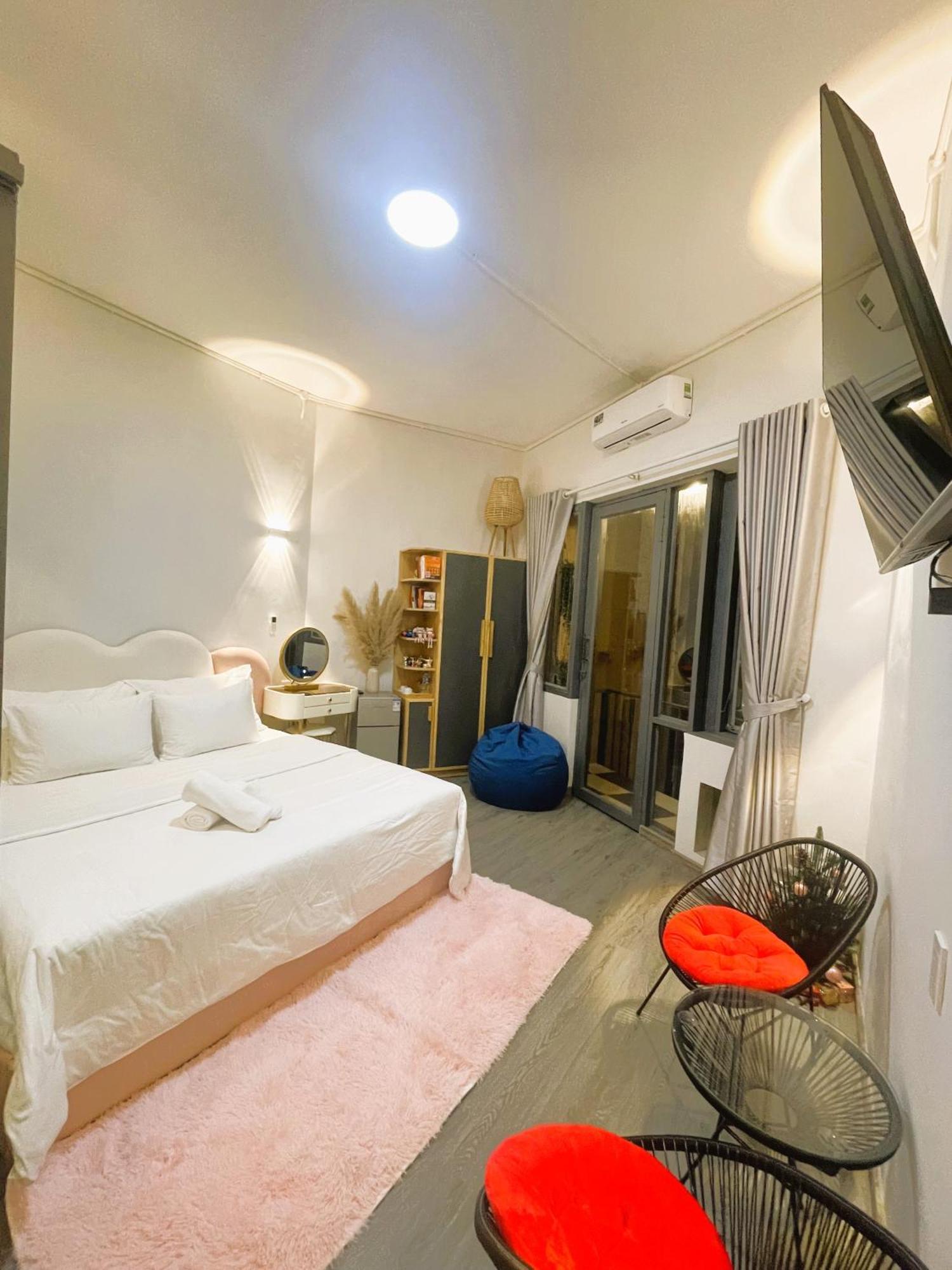 6Even Hotel - Have A Staycation In The Cafe Apartments Building Хошимин Экстерьер фото