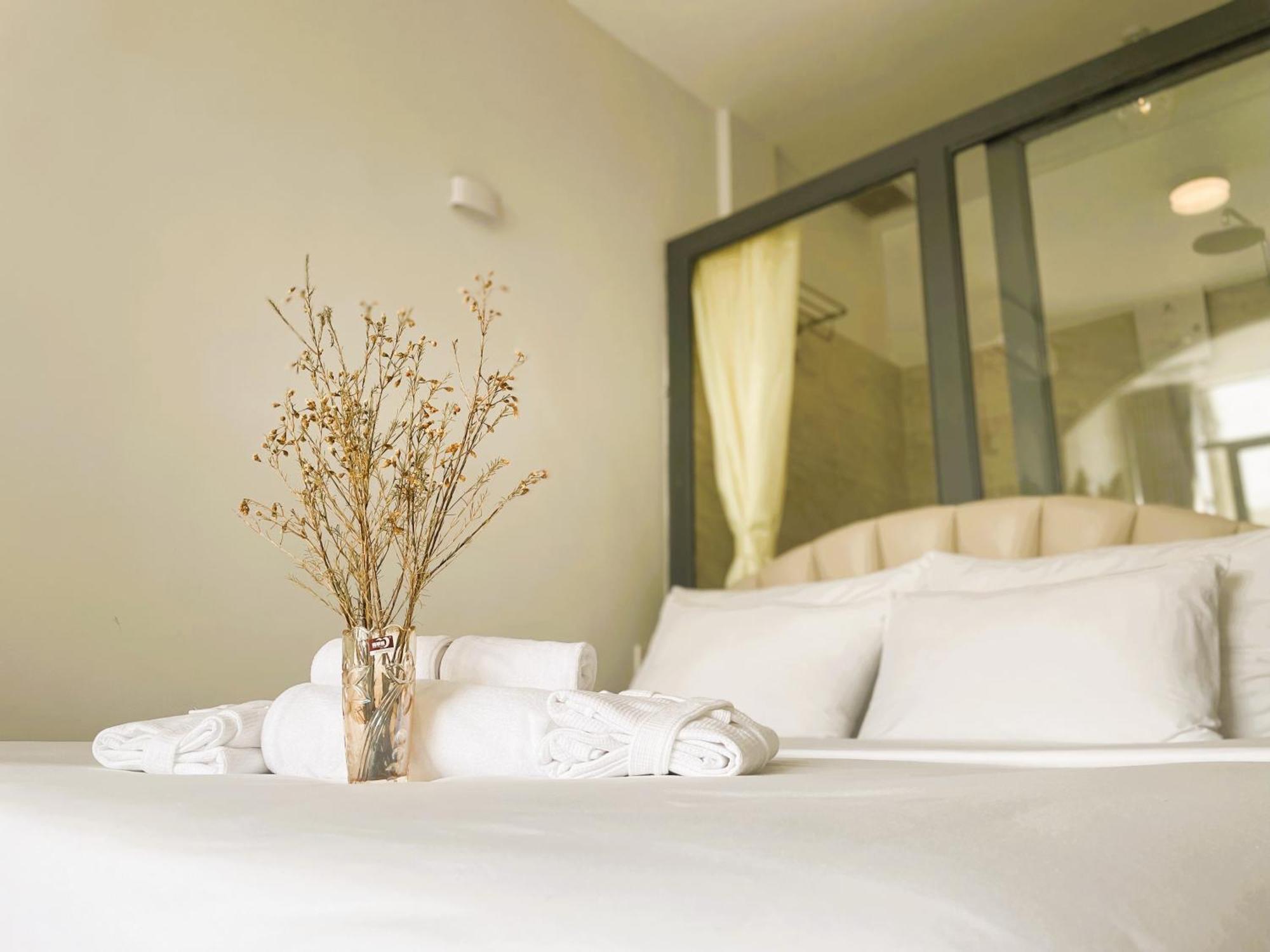 6Even Hotel - Have A Staycation In The Cafe Apartments Building Хошимин Экстерьер фото