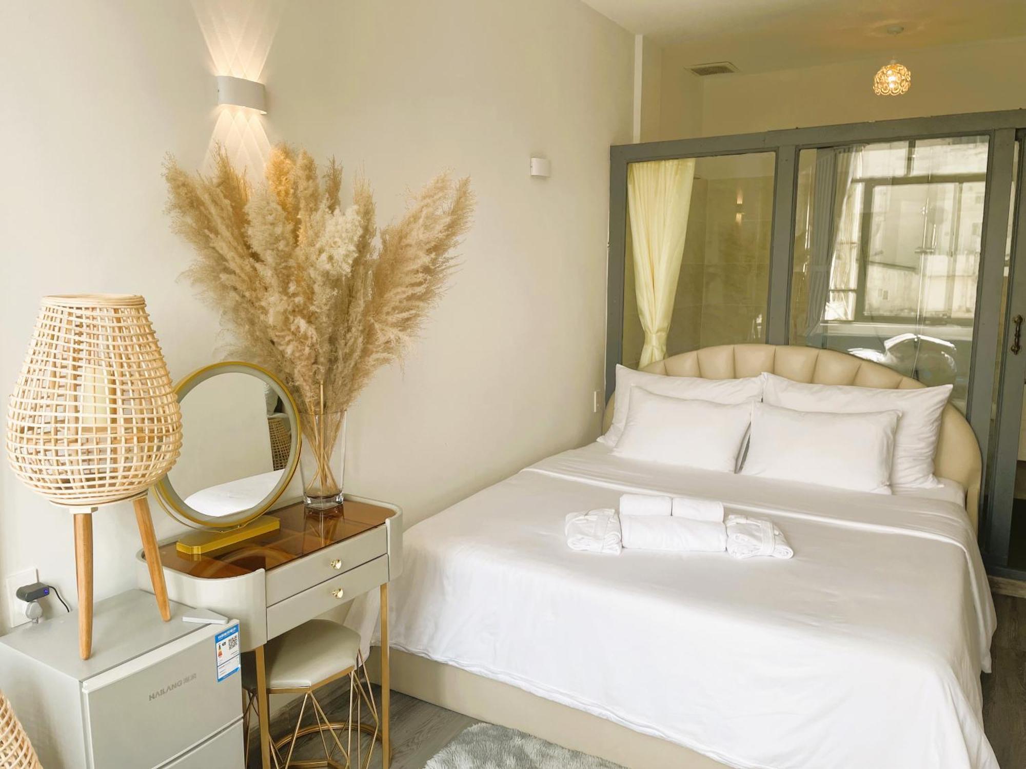 6Even Hotel - Have A Staycation In The Cafe Apartments Building Хошимин Экстерьер фото