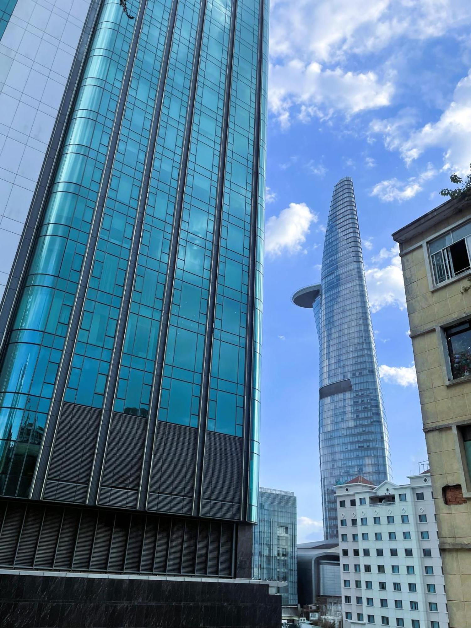 6Even Hotel - Have A Staycation In The Cafe Apartments Building Хошимин Экстерьер фото